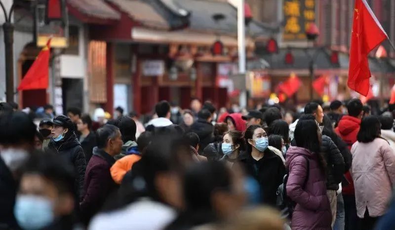 坡子街上往來(lái)的游客熙熙攘攘圖片